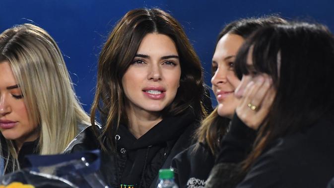 Model Kendall Jenner (kedua kiri) bersama teman-temannya saat menyaksikan pertandingan Los Angeles Rams dan Baltimore Ravens di Los Angeles Memorial Coliseum di Los Angeles, California (25/11/2019). (Jayne Kamin-Oncea/Getty Images/AFP)