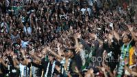 Tangan - tangan Brigata Curva Sud (BCS) saat mendukung timnya melawan Persipura Jayapura pada pembukaan Piala Presiden 2017 di Stadion Maguwoharjo, Sleman, Sabtu (4/2/2017). Tim Elang Jawa menahan imbang Persipura 0-0. (Bola.com/Nicklas Hanoatubun)