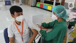 Warga divaksin pada vaksinasi HIPMI Jaya di SMP dan SMA Labschool Kebayoran, Jakarta Selatan, Sabtu (03/7/2021). Akselarasi Vaksin sinovac dalam upaya mendukung program Pemerintah untuk mencegah penyebaran  Covid-19. (Liputan6.com/Fery Pradolo)