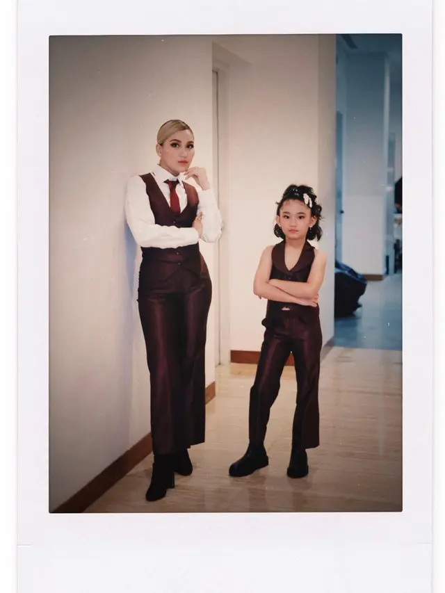 Ayu Ting Ting dan Bilqis Khumairah Razak tampil duet dalam acara TV (Foto: Instagram/@ayutingting92)