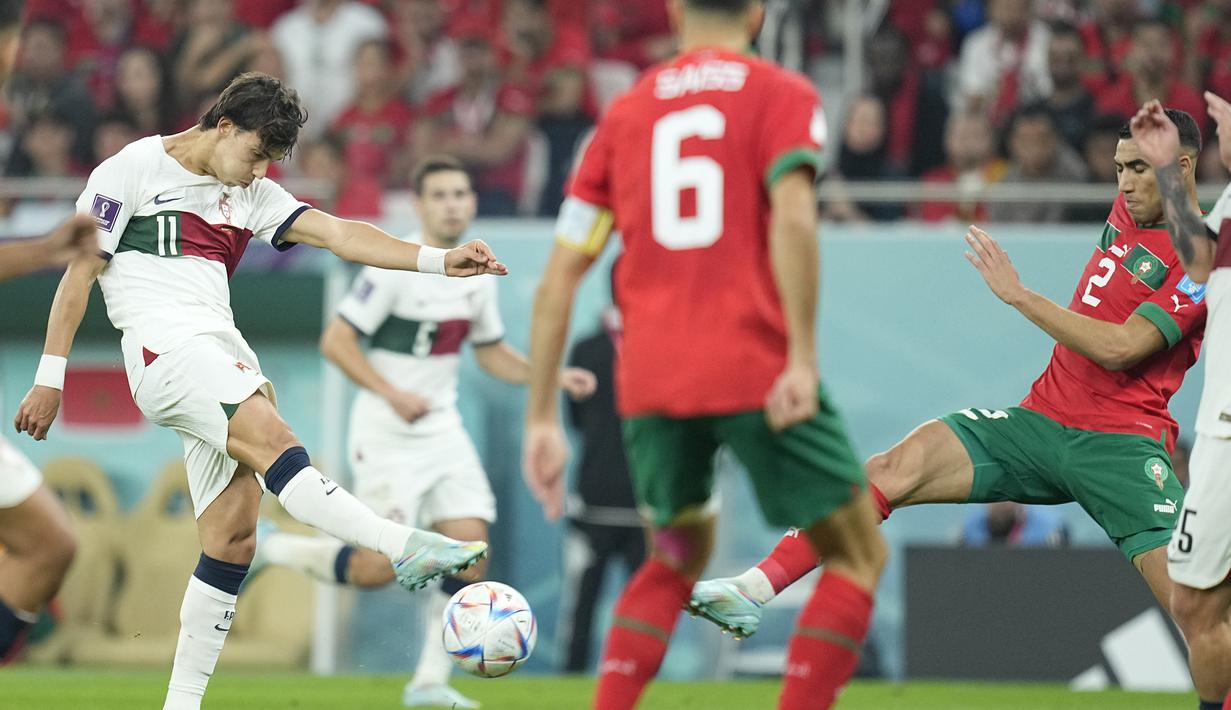 Pada menit ke-30 Portugal kembali berpeluang mencetak gol, lagi-lagi melalui aksi Joao Felix. Sayang, sepakannya dari luar kotak penalti luput dari sasaran setelah sempat mengenai Jawad El Yamiq. (AP/Ebrahim Noroozi)