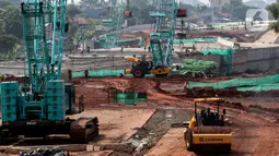 Aktivitas di proyek pembangunan jalan tol Cinere-Jagorawi (Cijago) Seksi III, Kawasan Depok, Jakarta, Jumat (29/7/2022). Proyek strategis Nasional (PSN) Jalan Tol Cijago Seksi III ini merupakan tahapan terakhir yang menghubungkan kawasan Kukusan - Simpang Krukut yang tersambung dengan Jalan Tol Depok - Antasari (Desari) dan Simpang Krukut - cinere yang tersambung dengan Tol Serpong - Cinere dan ditargetkan selesai pada Oktober 2022 mendatang. (Liputan6.com/Johan Tallo)