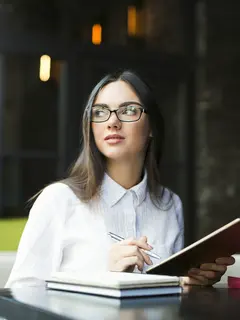 Ilustrasi perempuan dengan otak cerdas. /copyright freepik.com