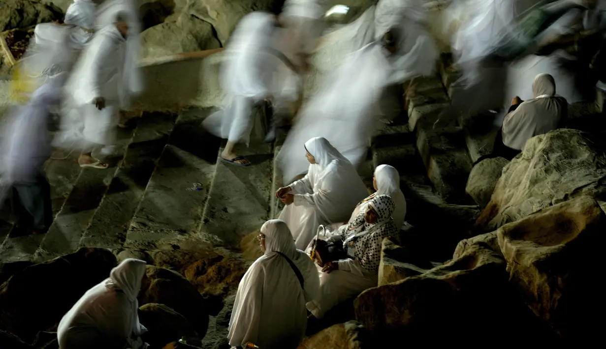 Jemaah haji berdoa di Jabal Rahmah, Padang Arafah, dekat Kota Suci Mekkah, Arab Saudi, 8 Juli 2022. Prosesi wukuf pada Jumat siang dimulai dengan mendengarkan khotbah, dilanjutkan salat Zuhur dan Asar yang digabung dan diringkas, dilanjutkan doa dan zikir. (AP Photo/Amr Nabil)