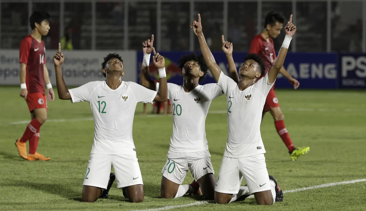 Pemain Timnas Indonesia U-19 melakukan selebrasi gol yang dicetak Bagus Alfikri ke gawang Timnas Hong Kong U-19 pada laga Kualifikasi AFC U-19 2020 di Stadion Madya, Senayan, Jumat (8/11). Indonesia U-19 menang 4-0 atas Hong Kong U-19. (Bola.com/Yoppy Renato)