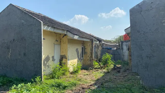 Kondisi perumahan subsidi Villa Kencana Cikarang di Kabupaten Bekasi, Jawa Barat tampak terbengkalai. Perumahan ini dulunya diresmikan oleh Presiden Joko Widodo (Jokowi) pada tahun 2017 untuk masyarakat berpenghasilan rendah.
