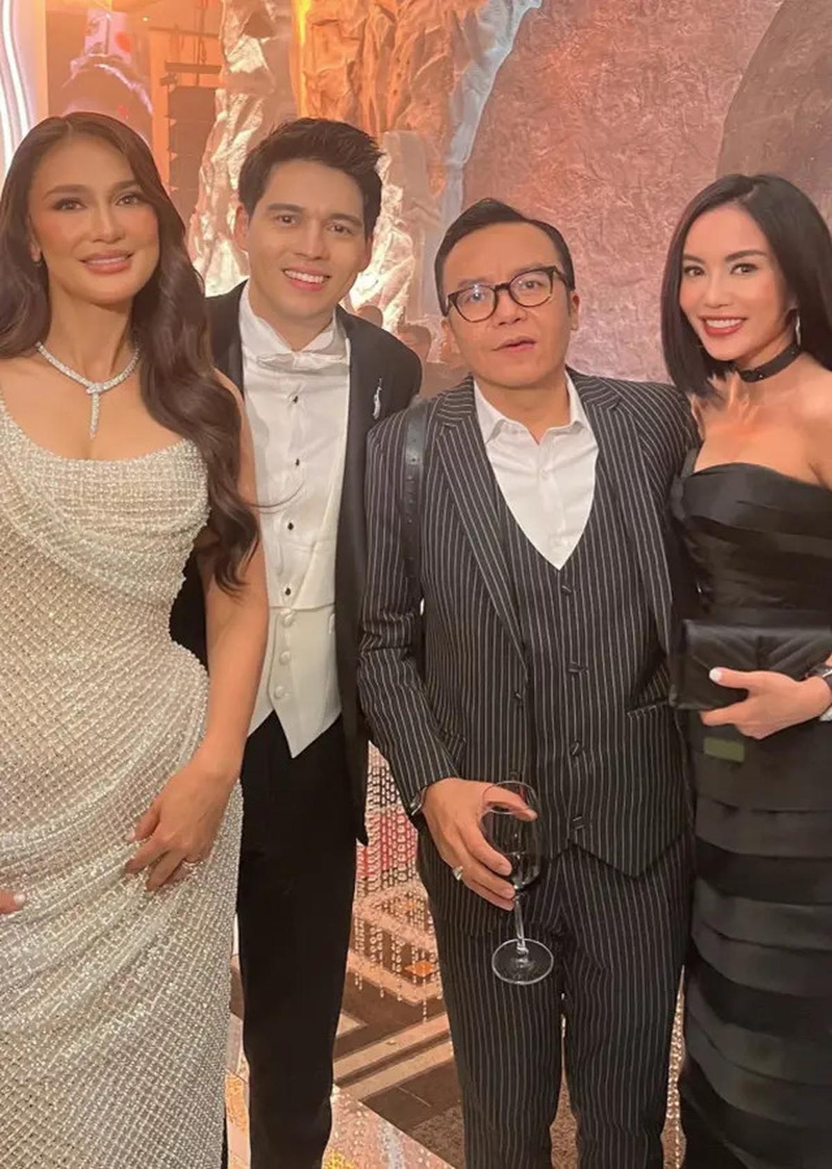 Foto Pesona Dearly Djoshua dengan Dress Duyung Hitam Tanpa Lengan di Resepsi Luna Maya, Cantik Elegan