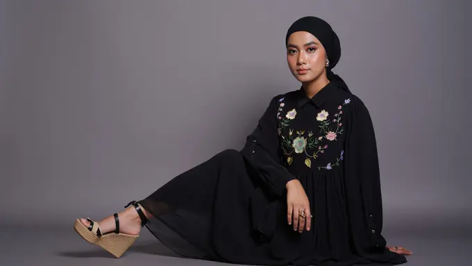 Inspirasi Model Gamis Hitam Bordir Bunga untuk Penampilan Kasual yang Berkelas/Ilustrasi gambar oleh AI