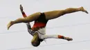 Pesenam Indonesia, Rifda Irfanaluthfi, melakukan gerakan saat nomor all-round individual putri cabang senam pada SEA Games 2019 di Kompleks Rizal Memorial, Manila, Senin (2/12). Dirinya berhasil meraih medali perak. (Bola.com/M Iqbal Ichsan)