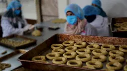 Para perempuan Palestina menyiapkan kue tradisional untuk dijual di asosiasi wanita setempat menjelang Idul Fitri untuk merayakan akhir bulan suci Ramadan di tengah karantina wilayah (lockdown) akibat epidemi COVID-19 di Kota Beit Lahia, Jalur Gaza utara, pada 17 Mei 2020. (Xinhua/Rizek Abdeljawad)