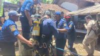 Seorang lansia ditemukan tewas di dasar sumu sedalam 15 meter. Proses evakuasi berlangsung satu jam dengan metode khusus.