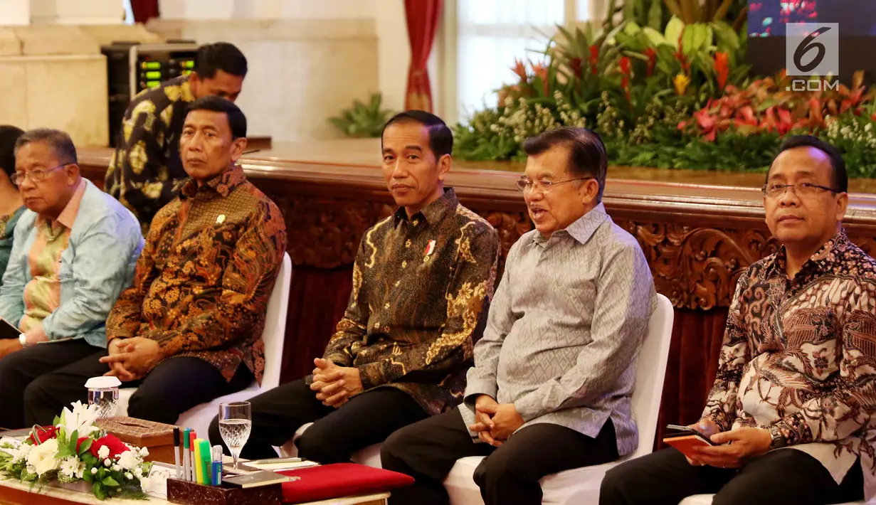Presiden Joko widodo (ketiga kanan) didampingi Wakil Presiden, Jusuf Kalla (kedua kanan) bersiap memberikan pengarahan kepada kepala daerah se-Indonesia di Istana, Jakarta, Selasa (24/10). (Liputan6.com/Angga Yuniar)