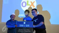 CEO OLX Indonesia Daniel Tumiwa (kanan) bersama para penerima donasi di Jakarta, Kamis (11/6/2015). OLX mengajak masyarakat dalam gerakan sosialisasi membantu sesama dengan tagar #BekasJadiBerkah saat beriklan di OLX (Liputan6.com/Andrian M Tunay)