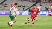 Bulgaria memilih bertahan rapat dan memaksa Timnas Indonesia bermain melebar. Tampak dalam foto, pemain Timnas Indonesia, Justin Hubner (kanan) berusaha menahan pergerakan Christian Stoyanov (Bulgaria), pada laga final FIFA Series 2026 di Stadion Utama Gelora Bung Karno (SUGBK), Jakarta, Senin (30/3/2026) malam WIB. (Bola.com/Abdul Aziz)