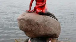 Patung putri duyung 'Little Mermaid' yang menjadi korban vandalisme di Kopenhagen, Denmark, Selasa (30/5). Perusakan tersebut berupa semprotan cat merah ketika para aktvis pecinta hewan beraksi menentang penangkapan paus (Jens Dresling/Ritzau Foto via AP)