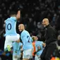 Pelatih Manchester City, Pep Guardiola berselebrasi bersama pemainya usai pertandingan melawan Southampton di Stadion Etihad di Inggris (29/11). City menang 2-1 atas Southampton. (AP Photo/Rui Vieira)