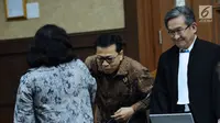 Advokat, Elza Syarief (kiri) menyalami Setya Novanto saat jeda sidang lanjutan dugaan korupsi proyek e-KTP dengan terdakwa Setya Novanto di Pengadilan Tipikor, Jakarta, Senin (26/2). Tujuh saksi dihadirkan oleh JPU. (Liputan6.com/Helmi Fithriansyah)