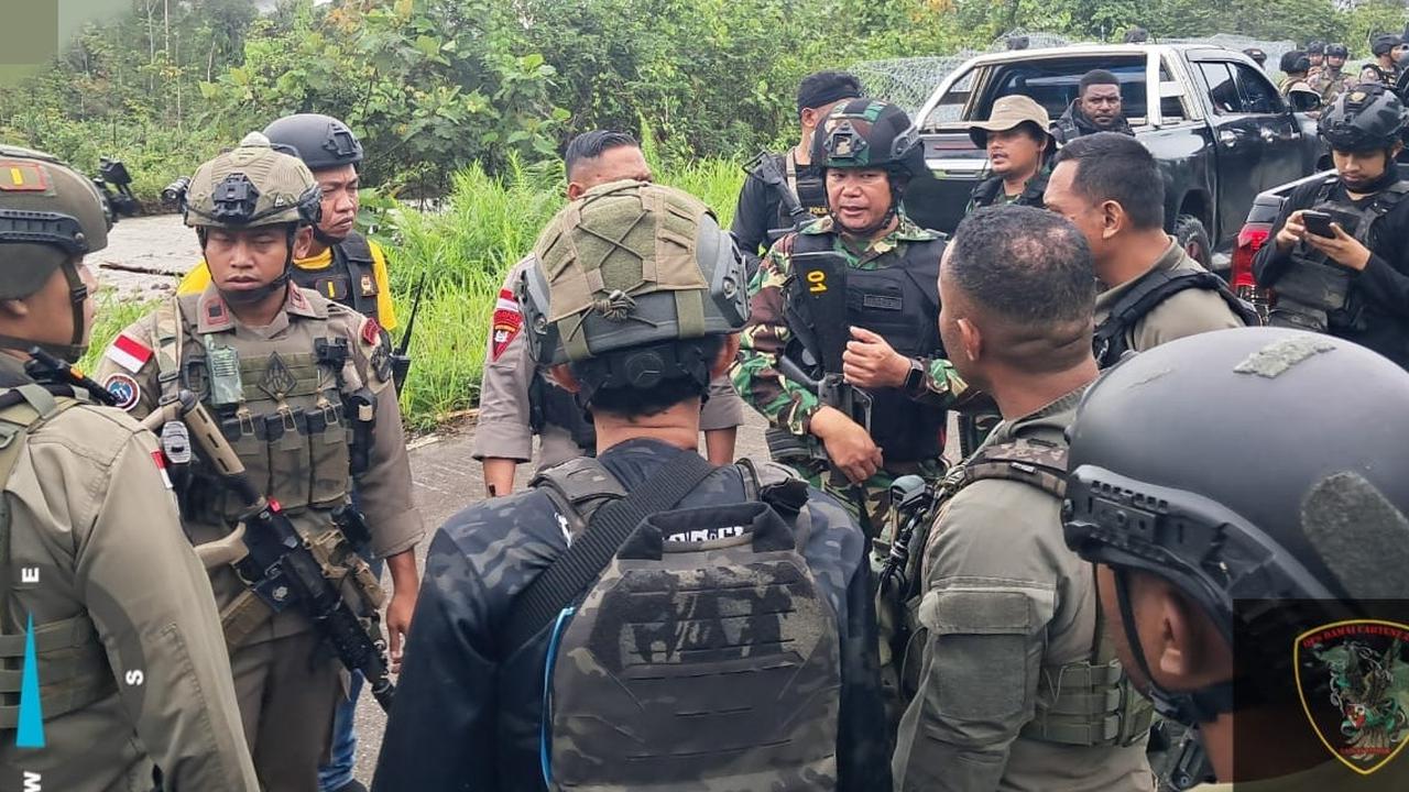 Momen Menegangkan TNI-Polri Evakuasi Empat Pekerja Tambang dari Serangan KKB, Hujan Peluru Tak Terhindarkan