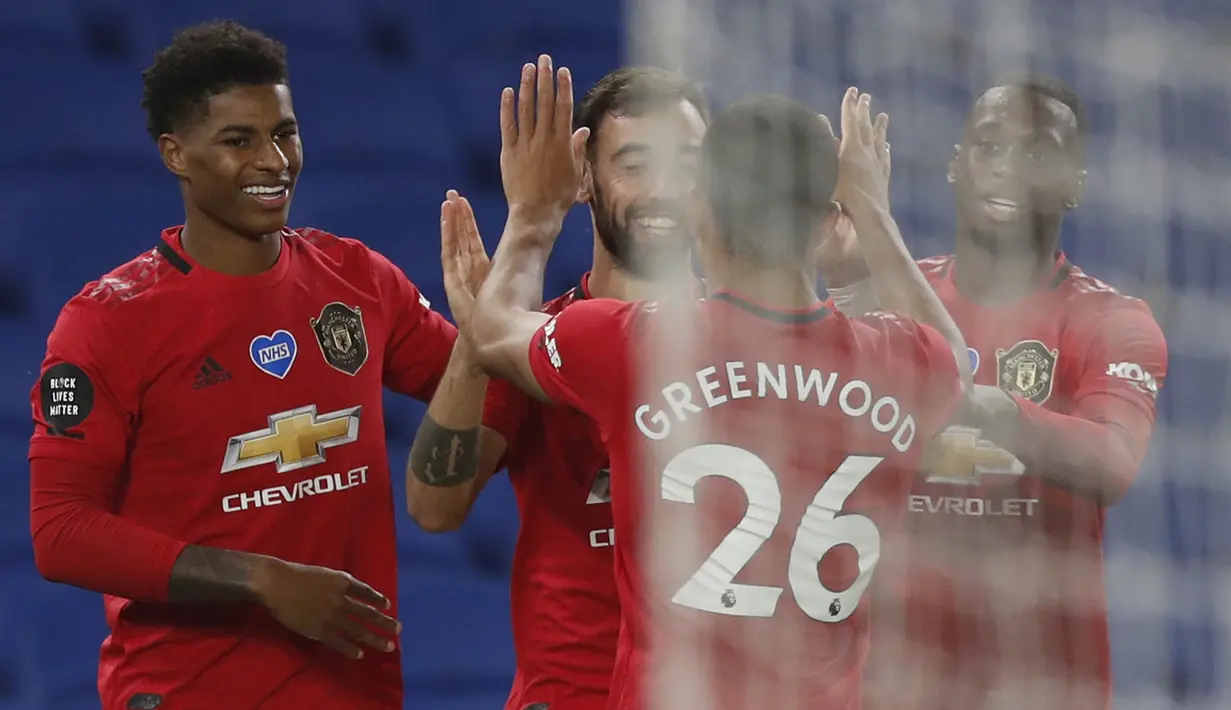 Pemain Manchester United merayakan gol yang dicetak Bruno Fernandes ke gawang Brighton pada laga Premier League pekan ke-32 di Stadion Falmer, Rabu (1/7/2020) dini hari WIB. Manchester United menang 3-0 atas Brighton. (AFP/Alastair Grant/pool)