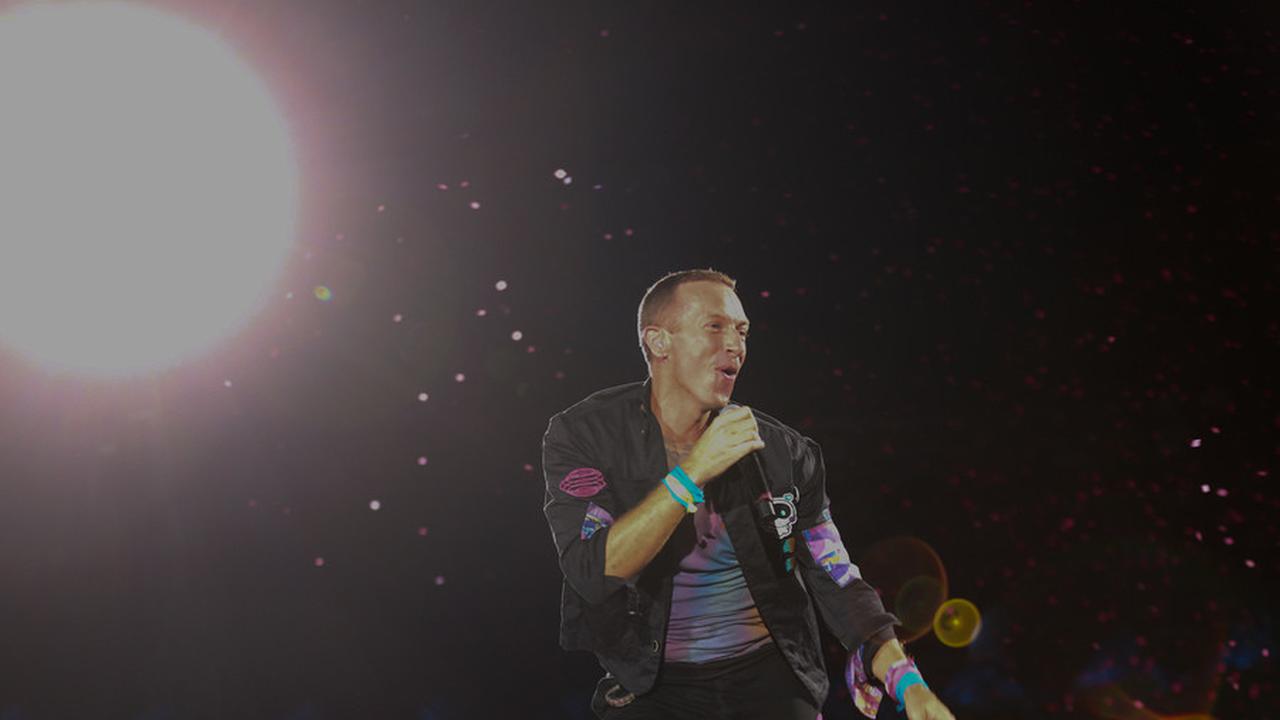 Chris Martin Sapa Penonton Pakai Pantun, 11 Foto Penampilan Coldplay 'Sihir' SUGBK!