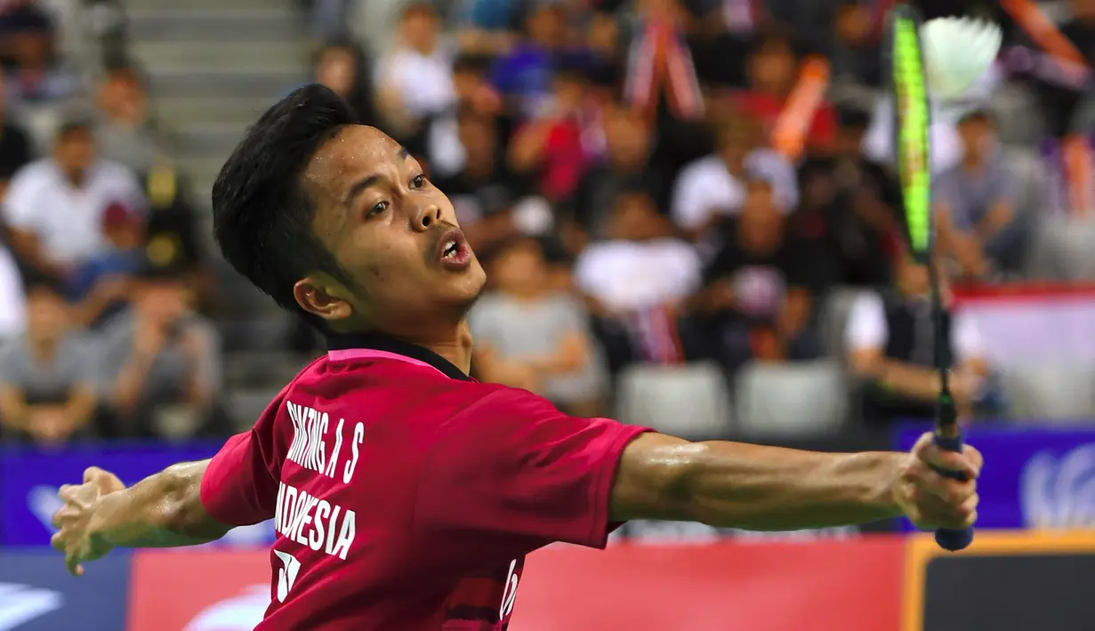 Tunggal putra Indonesia, Anthony Sinisuka Ginting mengembalikan bola ke arah rekan senegaranya Jonatan Christie pada final Korea Terbuka 2017, Minggu (17/9). Anthony Sinisuka Ginting memenangkan laga perang saudara, 21-13, 19-21, 22-20. (JUNG Yeon-Je/AFP)