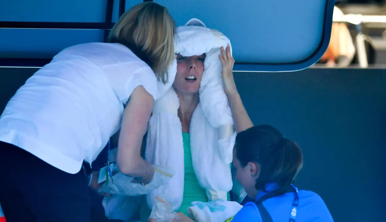 Petenis Prancis, Alize Cornet menerima perawatan dari pelatih dan staf saat bertanding melawan petenis Belgia Elise Mertens di kejuaraan tenis Australia Terbuka di Melbourne, Australia, (19/1). (AP Photo / Andy Brownbill)