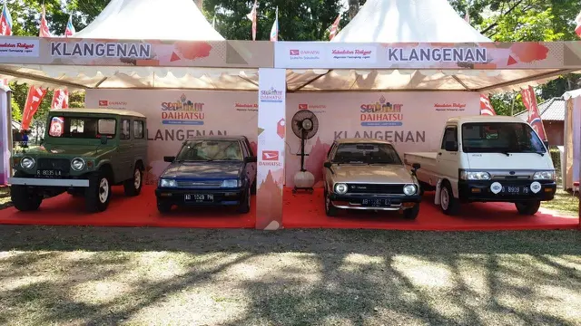 Beberapa mobil Daihatsu ala tempo doeloe yang dipamerkan oleh Komunitas Daihatsu di Candi Prambanan pada Sedulur Daihatsu 2019