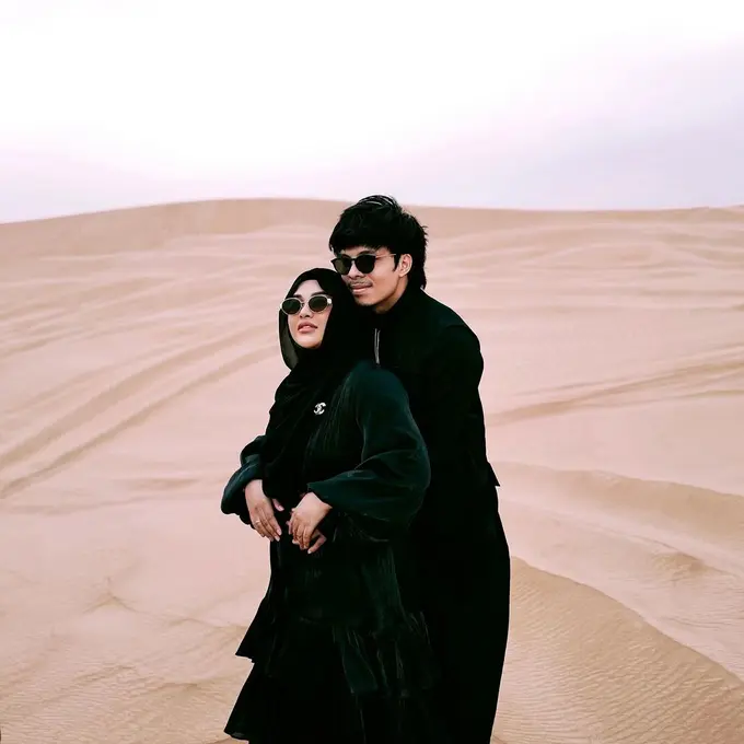 Atta Halilintar dan Aurel Hermansyah liburan di Dubai. [Foto: Instagram/attahalilintar]