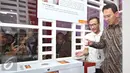 Gubernur DKI Jakarta Basuki Tjahaja Purnama (Ahok) mencoba kartu Jakarta One di Jakarta, Kamis (2/6). Kartu Jakarta One diluncurkan Pemprov DKI Jakarta bekerjasama dengan Bank Indonesia (Liputan6.com/Immanuel Antonius)