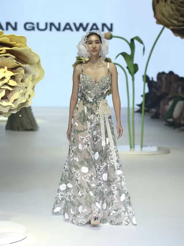 JFW 2024 Ditutup dengan Koleksi Busana Anggun dalam Dua Nuansa Berbeda oleh Ivan Gunawan dan Ernesto Abram