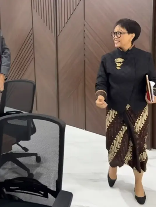 Penampilan elegannya ini dipadukan dengan kain batik bernuansa cokelat yang serasi. [Foto: Instagram/retno_marsudi]