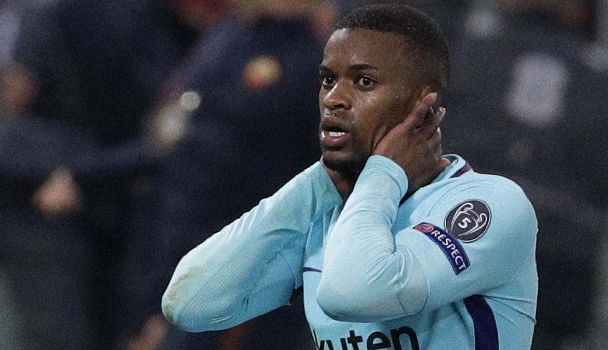 Bek Barcelona, Nelson Semedo, tampak kecewa usai ditaklukkan AS Roma pada laga leg kedua perempat final Liga Champions, di Stadion Olimpico, Selasa (10/4/2018). AS Roma menang 3-0 atas Barcelona. (AP/Gregorio Borgia)