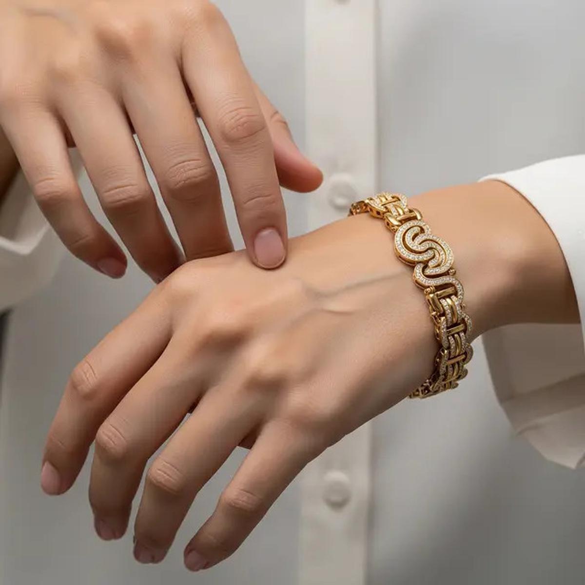 Gelang 1--2 Gram di Tangan Berisi, Cantik atau Terlalu Mini?