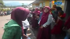 Ratusan Pengungsi di Kecamatan Kalibening, Banjarnegara, panik. Mereka berhamburan keluar dari tempat pengungsian, karena berhembus kabar ada gempa susulan.