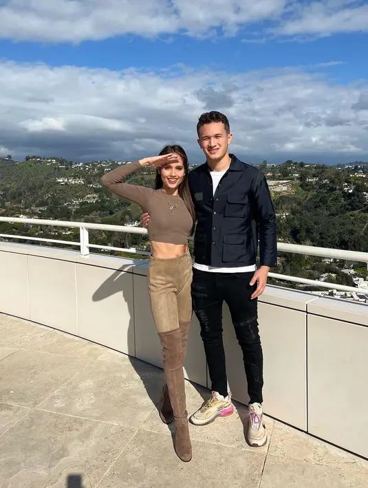 Liburan berdua keluar negeri, lihat gaya serasi keduanya. Cinta Laura tampil cantik dengan cropped top lengan panjang berwarna cokelat, dipadu celana panjang, dan high boots yang bernuansa senada. Arya tampil dengan kaus putih yang ditumpuknya dengan jaket hitam dan skinny pants hitam. [Foto: Instagram/claurakiehl]