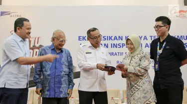 Sekda Kota Ternate Tauhid Soleman (tengah) berbincang dengan juri SATU Indonesia Awards 2019 Emil Salim, Tri Mumpuni Deputy Chief of Corporate Affairs Astra Riza Deliansyah dan Herry M. Timpal pada Bincang Inspiratif 10th SATU Indonesia Awards 2019 di Ternate (26/6/2019). (Liputan6.com/HO/Ilham)