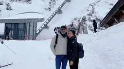 Menikmati liburan bersama, Bunga Zainal dan suaminya pun mengunggah potret kemesaraannya bersama. Swiss memang menjadi salah satu negara yang cukup banyak dikunjungi para selebriti karena memiliki pemandangan pegunungan yang indah. (Liputan6.com/IG/@bungazainal05)