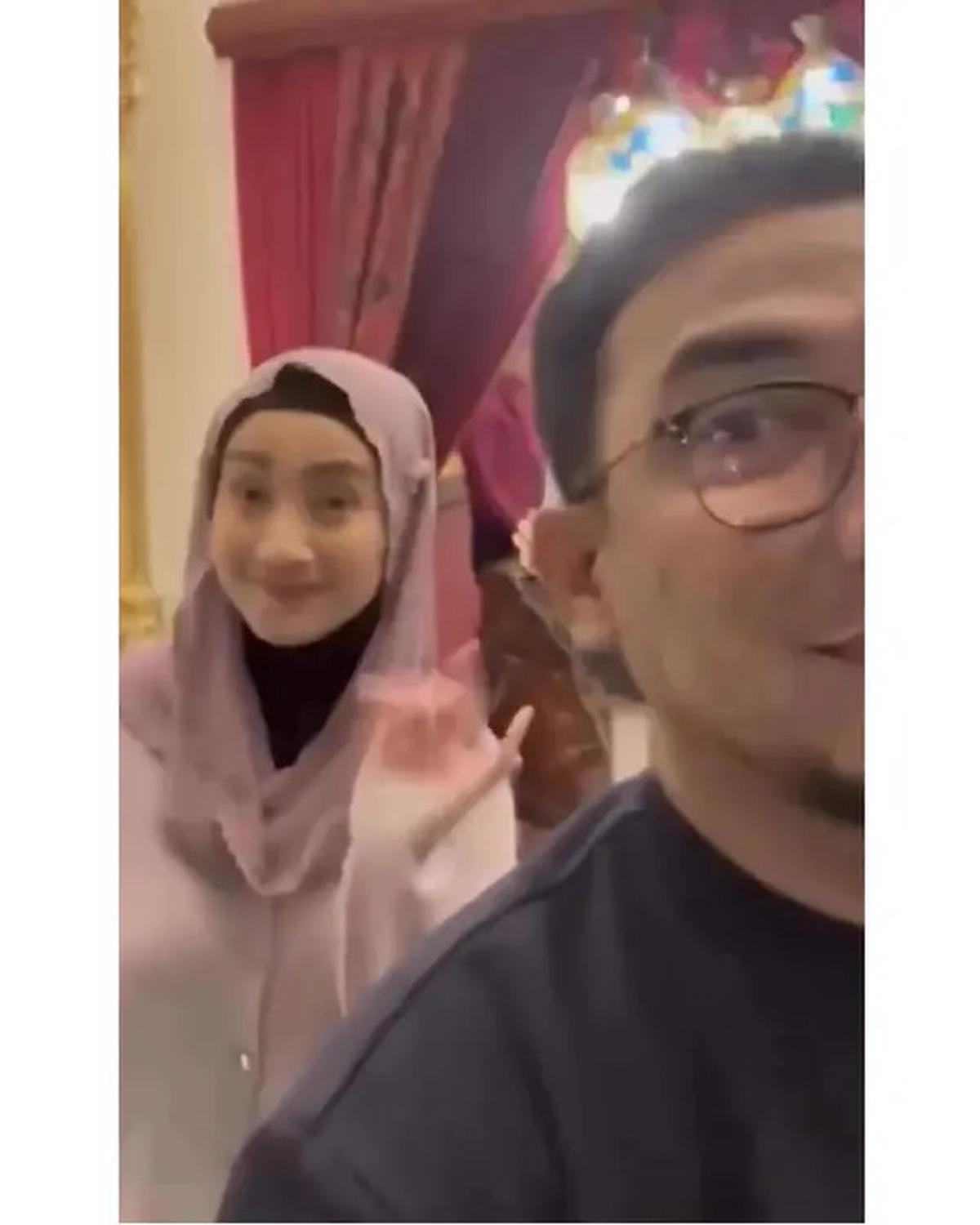 6 Potret Ruben Onsu Imami Salat Desy Ratnasari dan Putrinya, Bukber Puasa Syawal