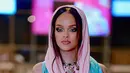 Usai after party, Rihanna bergegas meninggalkan India. Ia tampil memukau dalam balutan saree berwarna pink saat tiba di bandara menuju negara asalnya. Rihanna mengenakan sari merah muda dengan tudung dan dia juga mengenakan syal pirus. [@nounouche.online/@rihannadaily]