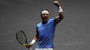 Ekspresi pemain tim Eropa, Rafael Nadal usai meraih poin saat melawan pemain tim Dunia, John Isner pada turnamen tenis Laver Cup di Praha, Republik Ceska, (24/9/2017). Tim Eropa menang 15-9 atas tim Dunia. (AP/Petr David Josek)