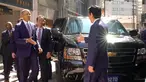 PM Jepang, Shinzo Abe menyambut Presiden AS ke-44 Barack Obama saat tiba di salah satu restoran sushi di kawasan Ginza, Tokyo, Jepang, (25/3). Obama dan Abe makan siang bersama di restoran tersebut. (AP Photo / Shizuo Kambayashi, Pool)