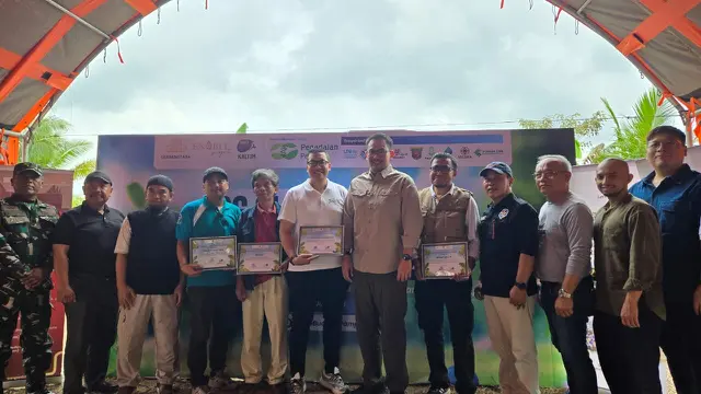 PT Pegadaian (Persero) Area Samarinda ikut ambil bagian dalam Program 2.000 Pohon untuk Kalimantan Timur yang digelar di Desa Budaya Pampang, Samarinda. Dok: Pegadaian