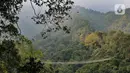 Suasana wisata Jembatan Gantung (Suspension Bridge) Situ Gunung, Sukabumi, Jawa Barat, Minggu (20/9/2020).  Jumlah wisatawan yang berkunjung ke Jembatan Gantung terpanjang se-Asia Tenggara tersebut menurun drastis. (merdeka.com/Iqbal S. Nugroho)