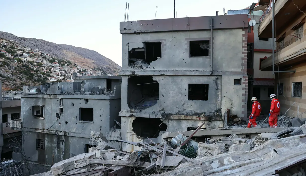 Serangkaian serangan udara dilaporkan terjadi di Lebanon selatan dan memengaruhi beberapa wilayah termasuk sekitar Kastil Shaqra, Doubay, Yater, wilayah Iqqlim al-Tuffah, Kounin, dan Ainata. (Rabih DAHER/AFP)