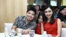 Sebagai seorang selebriti, pasutri Artika Sari Devi dan Baim juga mulai mengenalkan anaknya pada dunia entertaint. Tujuan pasangan ini, agar anaknya mengetahui pekerjaan yang digeluti oleh orangtuanya. (Galih W. Satria/Bintang.com)