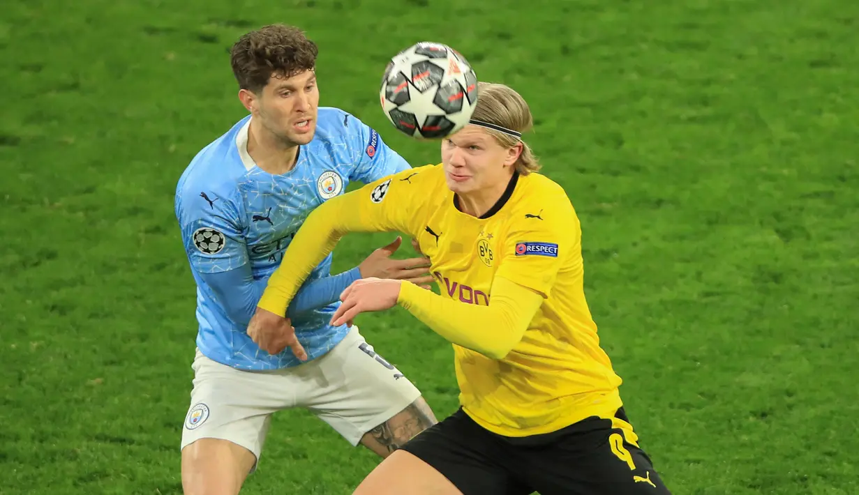 Striker Borussia Dortmund, Erling Haaland (kanan) mengontrol bola dibayangi bek Manchester City, John Stones dalam laga leg kedua perempatfinal Liga Champions 2020/2021 di Signal Iduna Park, Dortmund, Rabu (14/4/2021). Dortmund kalah 1-2 dari Manchester City. (AFP/Wolfgang Rattay/Pool)