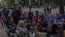 Orang-orang berkemah di depan Istana Westminster pada malam pemakaman Ratu Elizabeth II di London, Minggu, 18 September 2022. Pemakaman Ratu Elizabeth II, raja terlama di Inggris, berlangsung pada Senin (19/9). (AP Photo/Bernat Armangue)