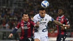 Gelandang Bologna, Gary Medel berebut bola dengan penyerang Inter Milan, Lautaro Martinez pada pertandingan lanjutan Liga Serie A Italia di stadion Renato Dall'Ara di Bologna, Italia, Kamis (28/4/2022). Bologna menang atas Inter Milan dengan skor tipis 2-1. (Massimo Paolone/LaPresse via AP)