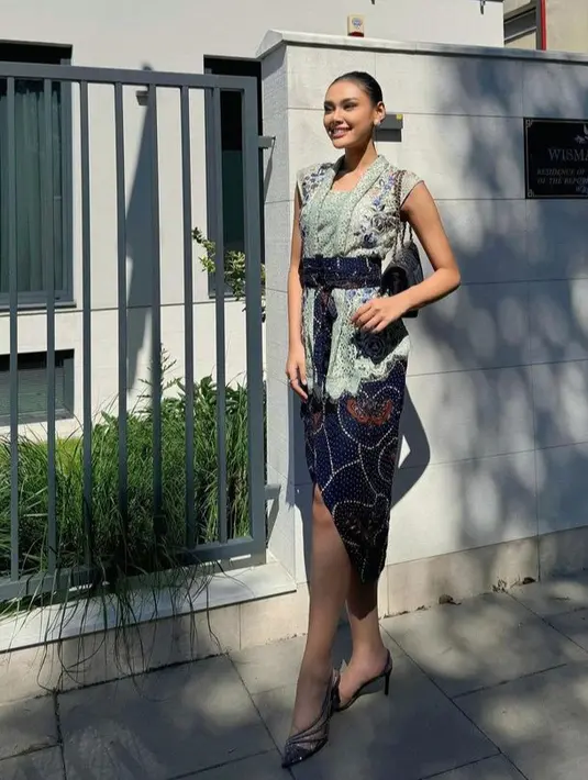 Berada di Polandia, perempuan asal Garut ini mengenakan kebaya kutu baru hijau mint sleeveless dipadukan belt kain yang senada dengan bawahan kain slit motif batiknya. [@harashtata]