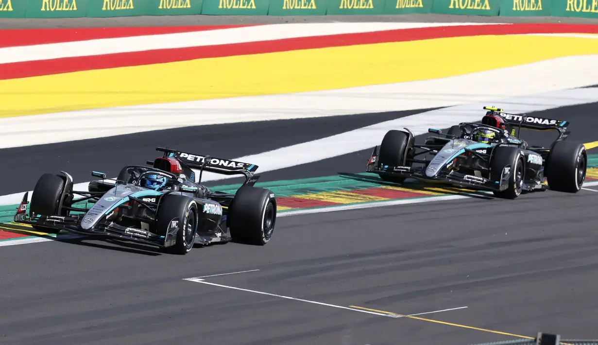 Sejatinya Russell serta rekan setimnya Lewis Hamilton mampu finis di urutan satu dan kedua dalam balapan yang berlangsung di Sirkuit di Sirkuit Spa-Francorchamps pada Minggu (28/7/2024). (AP Photo/Geert Vanden Wijngaert)